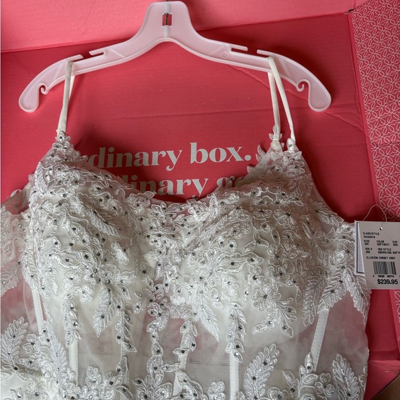 Elegant White Lace Evening Gown - Picture 4 of 5